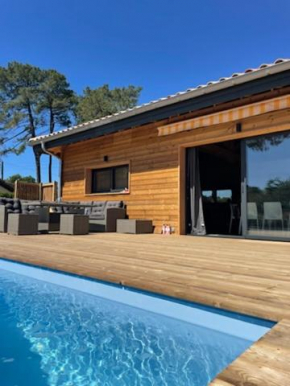 Maison en bois moderne et spacieuse avec piscine